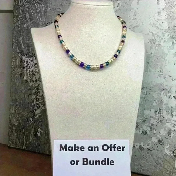 Vintage Glass Necklace with Gold Detailing - Picture 3 of 3